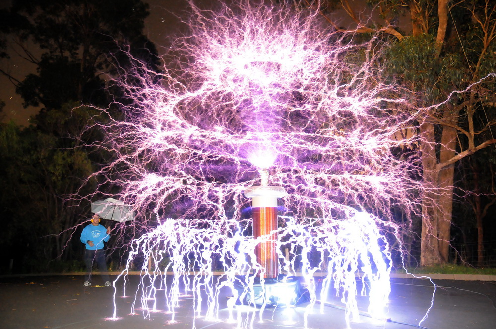 The 18 foot Tesla tree of sparks
