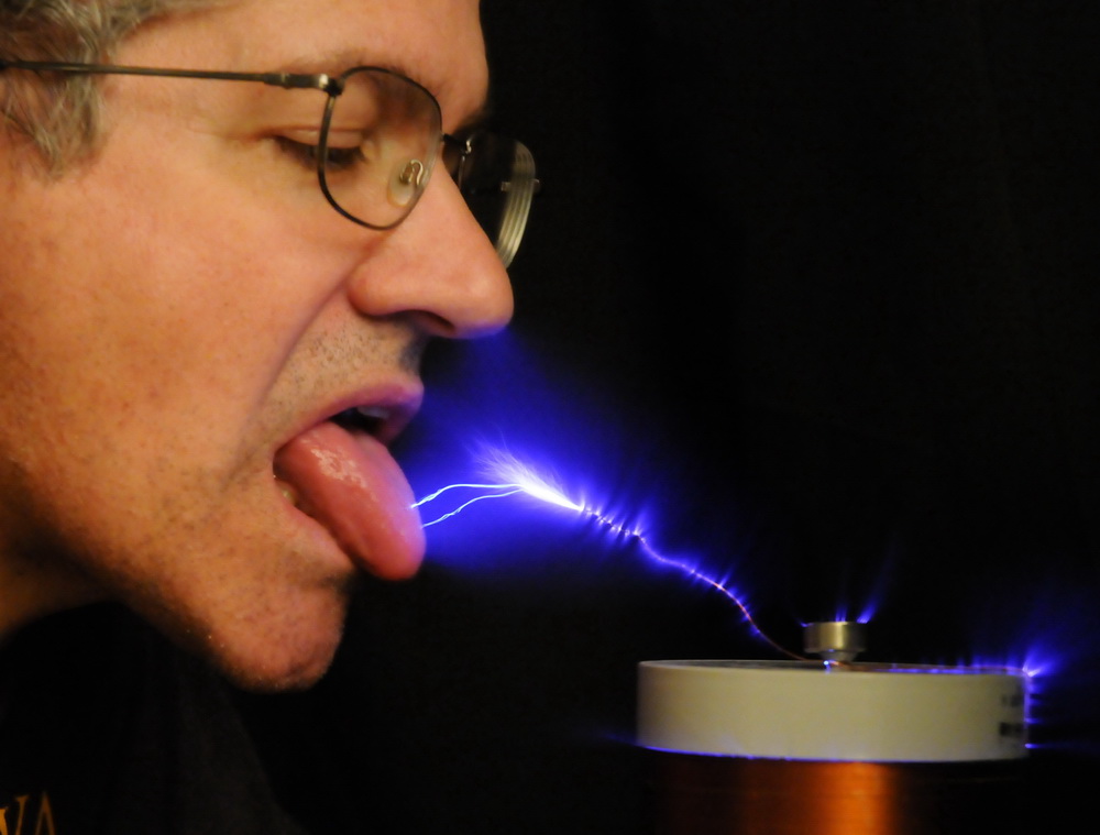 Mini Tesla coil sparks on to my tongue.