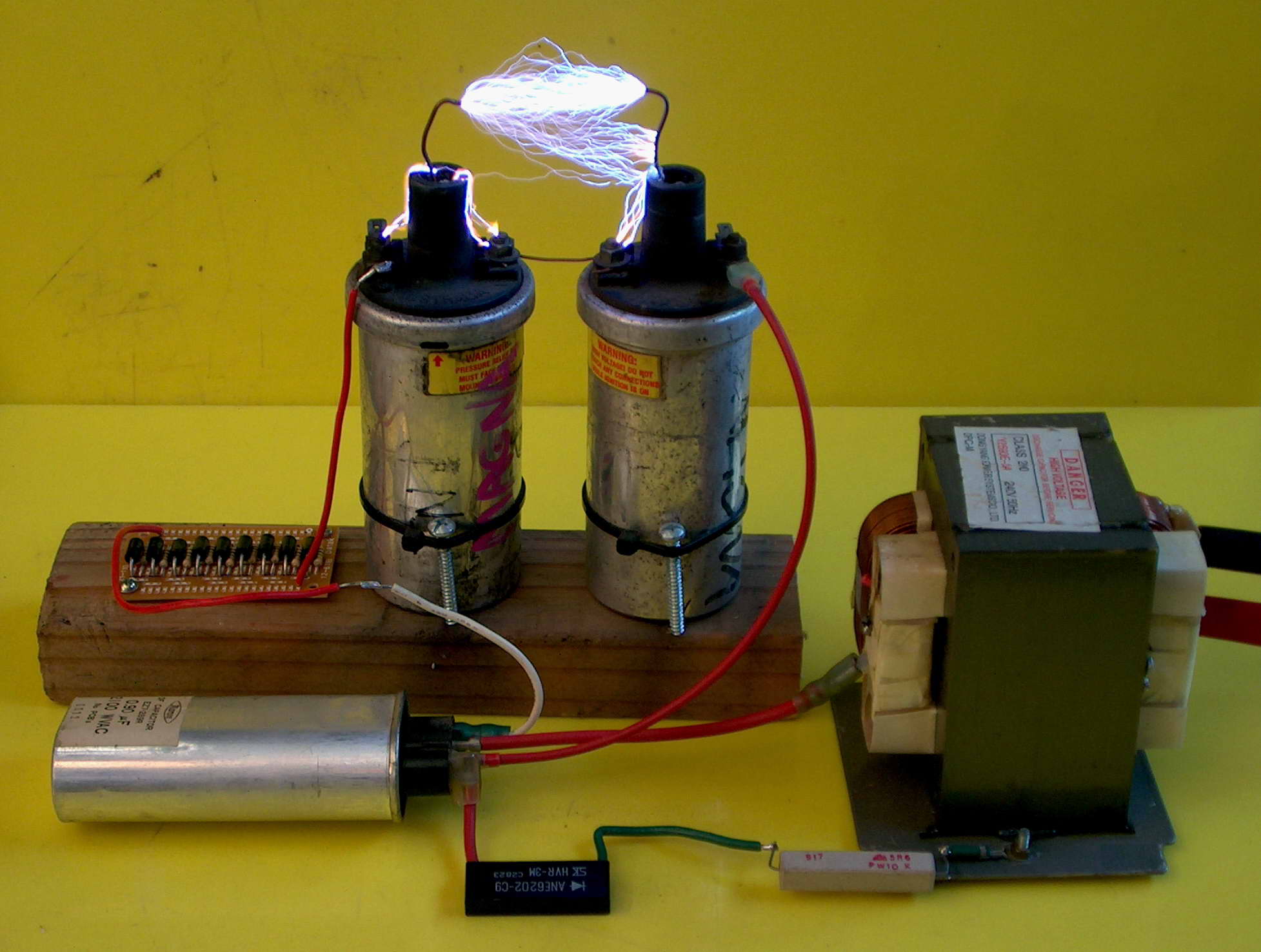 Ignition coils sparks driven by capacitor discharged by a SIDAC when the voltage is high enough