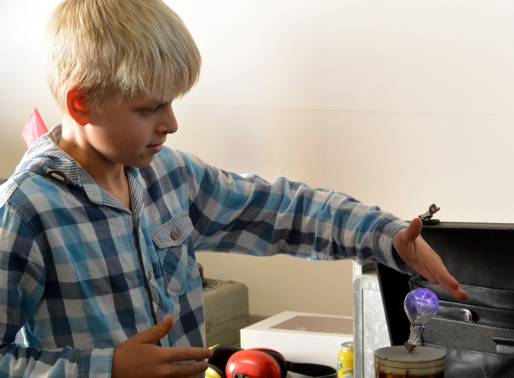 Oakley tests the mini plasma globe on the briefcase Tesla coil